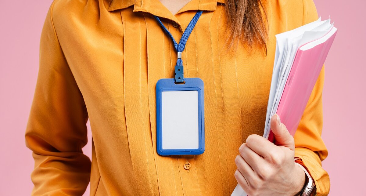 Uczennica z legitymacją szkolną