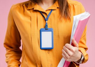 Uczennica z legitymacją szkolną