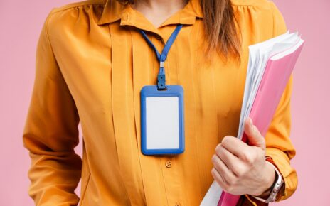 Uczennica z legitymacją szkolną