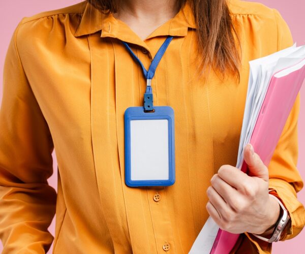 Uczennica z legitymacją szkolną